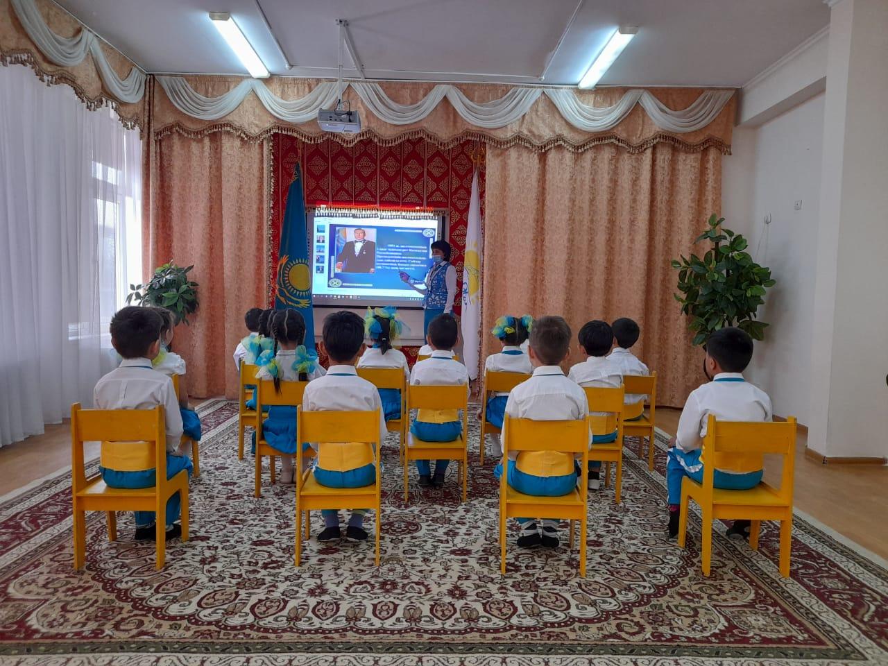 Жетісу ауданы КМҚК N171 бөбекжай-балабақшасы Мектепалды"Балбөбек"тобы  Тәрбиеші:Салимбаева.Қ.Е. "Елін сүйген,елі сүйген-Елбасы"тақырыбында оқу қызметі өткізілді.